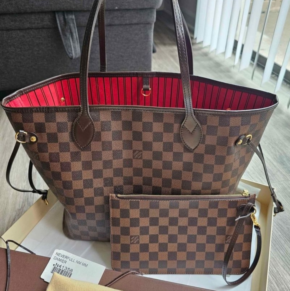 Louis Vuitton Neverfull MM Authentic and in Excellent condition!